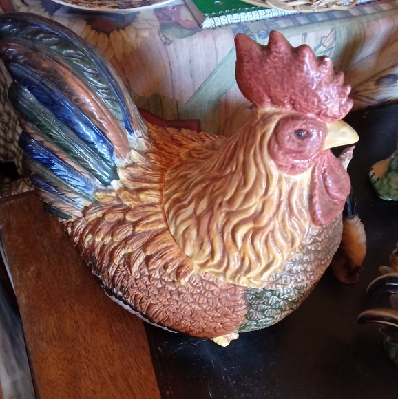 Red Hen Cookie Jar and Chicks Salt and Pepper set - Picture 3 of 4